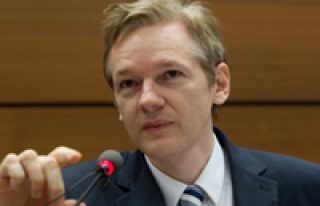 Julian Assange: Facebook bir casus makinesi