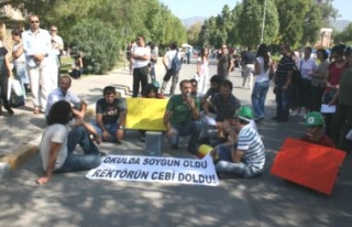 Öğrencilerin Harç Protestosu