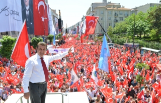 ŞİŞLİ'DE 19 MAYIS COŞKUSU CADDELERE SIĞMADI 