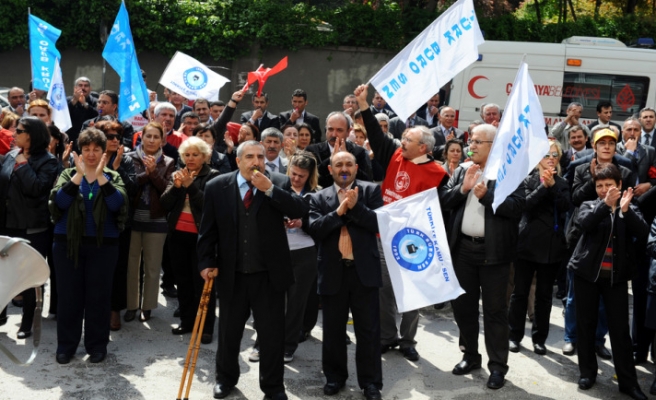 SGK çalışanlarından 'turnike' protestosu