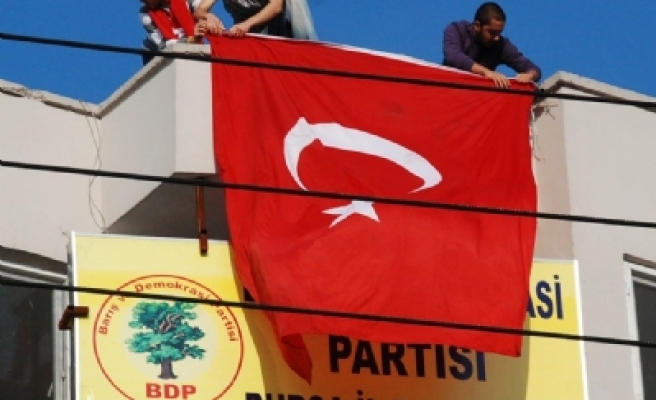 BDP binasına Türk Bayrağı asan 2 kişi tutuklandı