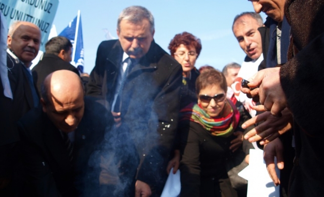 MALİYE BAKANLIĞI ÖNÜNDE BORDRO YAKTIK