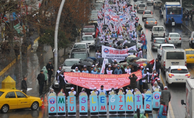 EĞİTİM-İŞ BİNLERCE ÜYESİYLE TANDOĞAN'DAN MEB'E YÜRÜDÜ