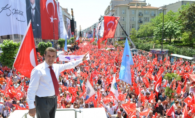 ŞİŞLİ'DE 19 MAYIS COŞKUSU CADDELERE SIĞMADI 