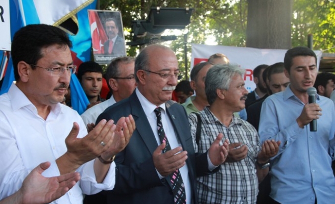 DOĞU TÜRKİSTAN'DAKİ SOYKIRIMI PROTESTO ETTİK