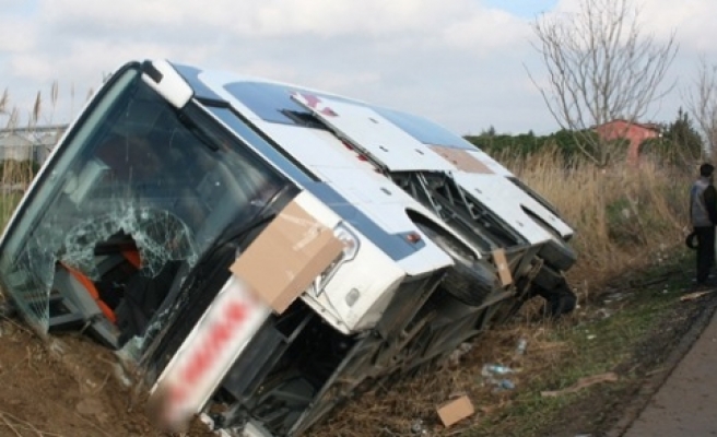 ÖĞRETMENLERİ TAŞIYAN OTOBÜS DEVRİLDİ: 1 ÖLÜ 8 YARALI 