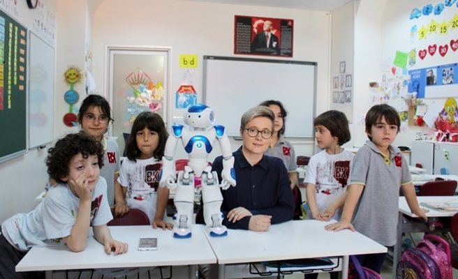 Finlandiya'da öğretmenlik yapan  robot “Elias” Türkiye'de
